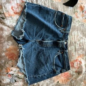 NEVER WORN LEVI DENIM SHORTS